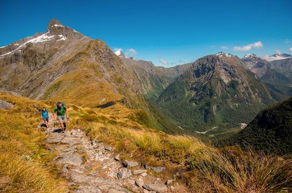 ikers on the picturesque Mackinnon Pass